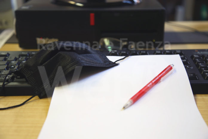 mascherina foglio biro tastiera occhiali