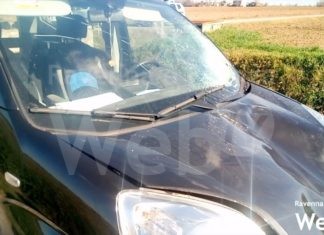 Auto piomba su due ciclisti: un ferito grave trasportato al Bufalini di Cesena