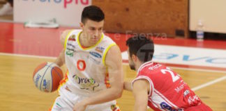 Basket: Serata storta per l’OraSì, al Pala Costa passa Chieti (57-62)