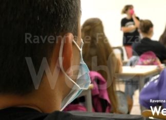 Lettere ai genitori per incentivare la vaccinazione. L’ira di Scuola in Presenza: “Basta dipingere i giovani come untori”