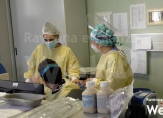 Si fingono operatori Ausl e fissano un appuntamento per la vaccinazione a casa, ma a pagamento