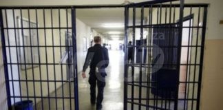 Detenuto denuncia, lasciato in cella con il fumo di un incendio