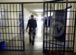 Detenuto denuncia, lasciato in cella con il fumo di un incendio