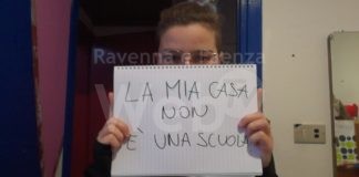 “La mia casa non è una scuola”: la protesta dei genitori contro la dad anche a Faenza