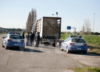 Polizia blocca camion che trasportava clandestini