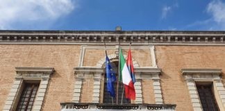 Castel Bolognese: uno striscione sulla facciata del Municipio per ricordare le vittime innocenti delle mafie