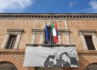 Castel Bolognese: uno striscione sulla facciata del Municipio per ricordare le vittime innocenti delle mafie