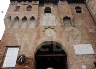 Lugo: completato il restauro dello stemma della prima Repubblica Italiana all’ingresso della Rocca