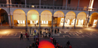 Faenza: Piazza del Popolo si illumina di rosso in ricordo di Ilenia