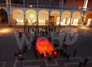 Faenza: Piazza del Popolo si illumina di rosso in ricordo di Ilenia