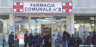 Vaccini, al via le prenotazioni per gli ottantenni: farmacie prese d’assalto e oltre un mese di attesa per la prima dose