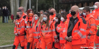 Le ambulanze sfilano per l’ultimo saluto a Lorenzo, l’infermiere che ha perso la vita nell’incidente sull’E45