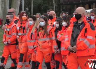 Le ambulanze sfilano per l’ultimo saluto a Lorenzo, l’infermiere che ha perso la vita nell’incidente sull’E45