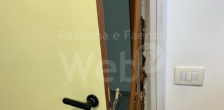 Furto in piscina: tanti danni per rubare monete e un computer vecchio