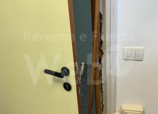 Furto in piscina: tanti danni per rubare monete e un computer vecchio