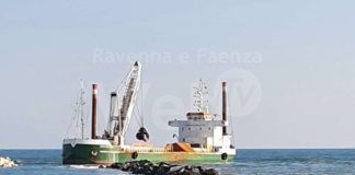 Protezione della costa: in corso lavori sulle scogliere emerse a Casalborsetti