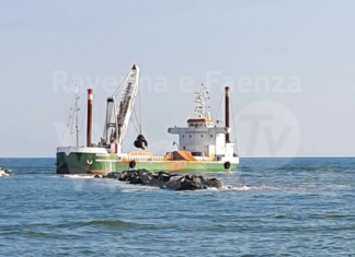 Protezione della costa: in corso lavori sulle scogliere emerse a Casalborsetti
