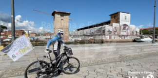 La protesta di Achille, malato di Fibrosi polmonare che pedalando chiede il vaccino per le persone più fragili