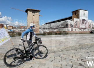 La protesta di Achille, malato di Fibrosi polmonare che pedalando chiede il vaccino per le persone più fragili