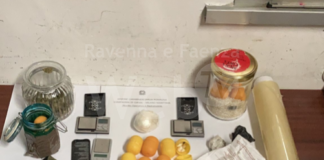 Trovati in casa con cocaina, hashish, marijuana e 890 euro in contanti: arrestati due pregiudicati