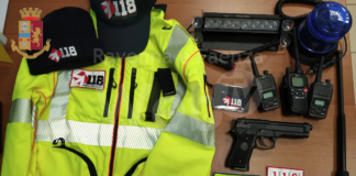 Finti operatori del 118 arrestati dalla Polizia: in macchina avevano distintivi contraffatti e una pistola ad aria compressa