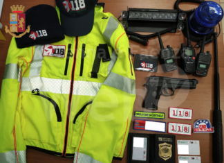 Finti operatori del 118 arrestati dalla Polizia: in macchina avevano distintivi contraffatti e una pistola ad aria compressa