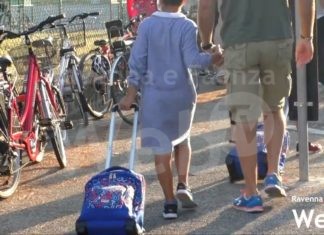 La scuola sta per finire: CittAttiva raccoglie i grembiuli non più utilizzati per donarli