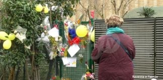 Fuori casa di Ilenia i biglietti di altre donne che hanno subito violenza. Arianna chiede di incontrare il padre