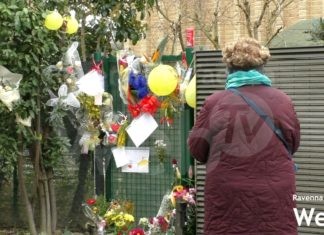 Fuori casa di Ilenia i biglietti di altre donne che hanno subito violenza. Arianna chiede di incontrare il padre