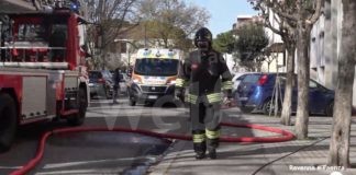Incendio in un condominio in via Augusta Rasponi: palazzina evacuata