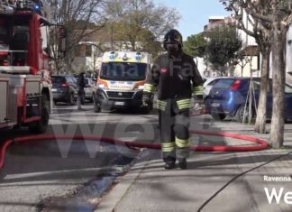 Incendio in un condominio in via Augusta Rasponi: palazzina evacuata