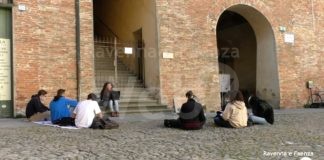 Il 7 aprile continuerà la dad per gli studenti più grandi. Priorità alla scuola tornerà quindi a far lezione in piazza