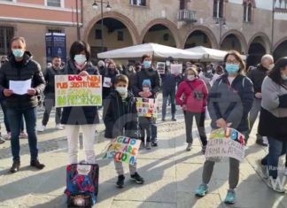 Manifestazione in piazza del Popolo dei genitori contro la Dad e la chiusura delle scuole