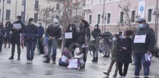 Nuova manifestazione in piazza Kennedy dei genitori contro la dad e la chiusura delle scuole