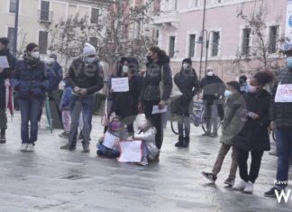 Nuova manifestazione in piazza Kennedy dei genitori contro la dad e la chiusura delle scuole
