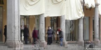 Vaccini, file in farmacia per gli over75