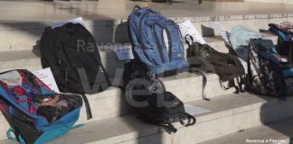 No Dad: terza manifestazione contro la chiusura delle scuole in Piazza Kennedy