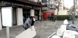 Ladri alla Cassa di Lido Adriano: fanno esplodere il bancomat e scappano con decine di migliaia di euro