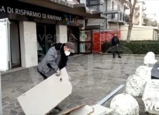 Ladri alla Cassa di Lido Adriano: fanno esplodere il bancomat e scappano con decine di migliaia di euro