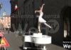 Un pianoforte e una ballerina per le vie del centro: il mago Casanova torna a Ravenna per girare un servizio di Striscia la Notizia