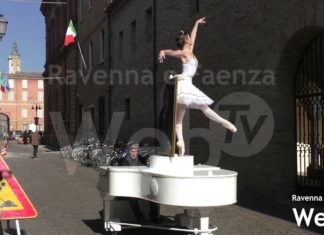 Un pianoforte e una ballerina per le vie del centro: il mago Casanova torna a Ravenna per girare un servizio di Striscia la Notizia