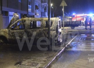 Notte di fuoco in via Tommaso Gulli, incendiati alcuni veicoli. Doloso?
