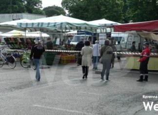 I banchi del ‘Mercato del contadino’ estivo si spostano per riparare produttori e merce dal caldo