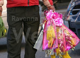 Festa della donna, multato un venditore abusivo di mimose: ora rischia il Daspo urbano