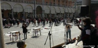 Studenti, genitori e docenti in piazza contro la didattica a distanza: “Il rischio è che diventi un’abitudine”