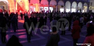 Piazza del Popolo si riempie per ricordare Ilenia Fabbri. Le amiche alla figlia: “Ogni passo l’ha fatto per te”