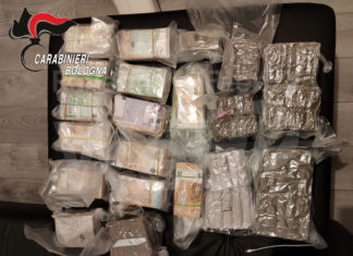 Arrestata banda di spacciatori, 264 mila euro sequestrati. A Lugo il tesoriere nascondeva i soldi nella culla del figlio