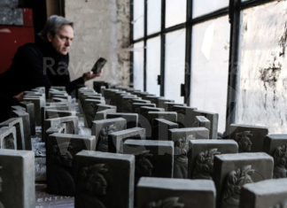 Dante 2021: l’artista Idilio Galeotti crea un grande pannello in ceramica composto da 700 mattoncini che raffigurano il sommo poeta