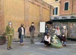 Inaugurato il leggio accanto al monumento intitolato a Simona Adela Andro e alle vittime di femminicidio