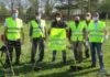 Giardinieri e volontari al lavoro per lo sfalcio dell’erba spontanea nel territorio del Comune